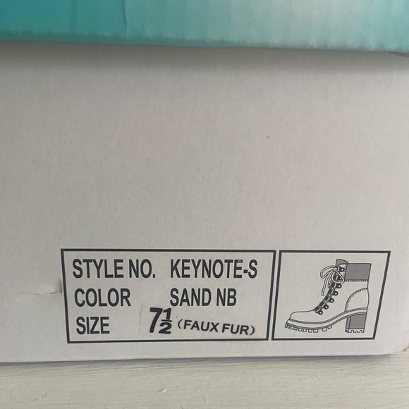 NWT Women’s Coconut lace up lug boots with faux fur detail Winter Boots Booties - Picture 10 of 10